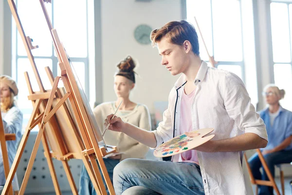 Étudiant Sérieux Avec Pinceau Palette Couleurs Mélangées Concentrant Sur Peinture — Photo