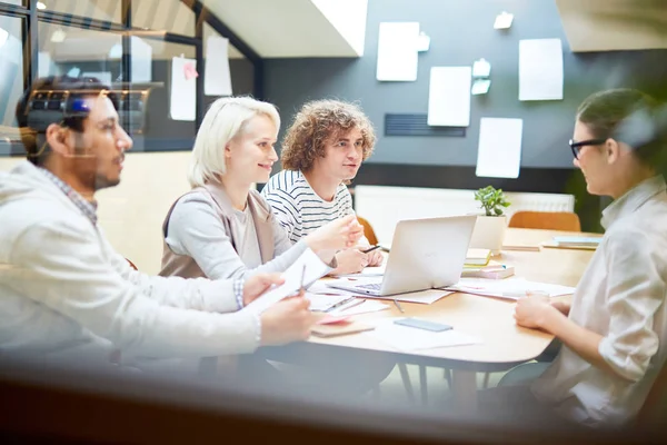 Grupp Unga Designers Sitter Kontoret Och Planerar Nya Kreativa Projekt — Stockfoto