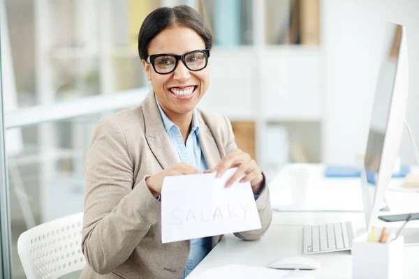 Glückliche Geschäftsfrau Bekommt Gehalt Für Ihre Arbeit — Stockfoto