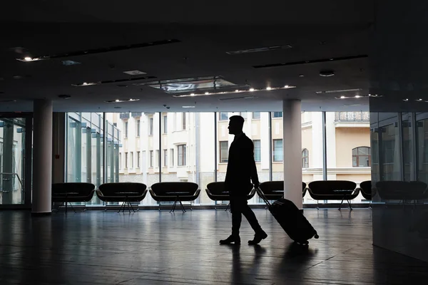 Sziluettjét Üzletember Bőrönd Vámtarifaszám Alá Váróban Modern Airport Panorámás Ablakokkal — Stock Fotó