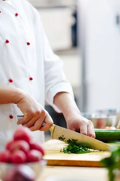 Keskin Mutfak Bıçağıyla Yeşil Aromatik Bitkiler Çorba Güveç Veya Salata — Stok fotoğraf