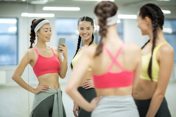 Two Friendly Fit Girls Standing Front Mirror Gym Talking Making — Stock Photo, Image