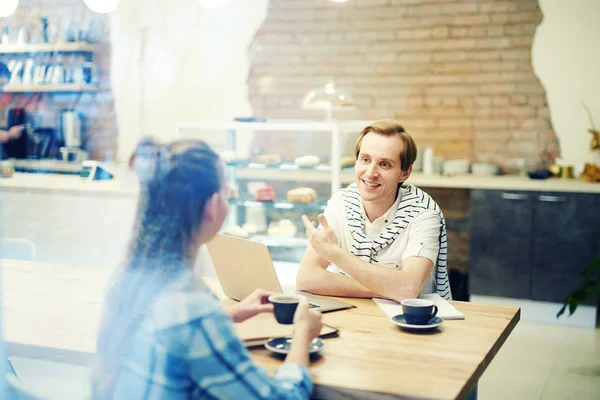 Uomo Sorridente Che Intervista Con Una Donna Alla Caffetteria — Foto Stock