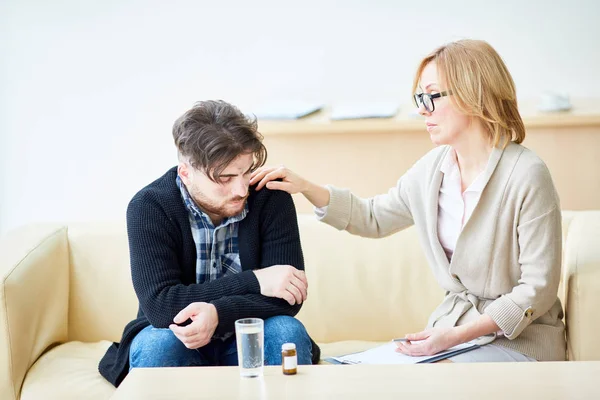 Psicologo Professionista Rassicurante Giovane Uomo Che Perso Tutto Nel Fuoco — Foto Stock