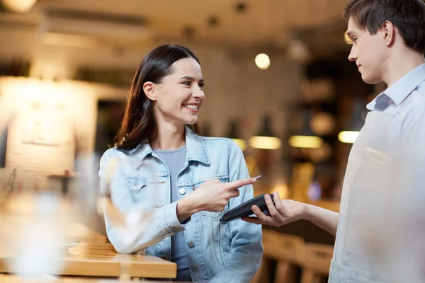 Γυναίκα Πληρωμή Λογαριασμού Μέσω Smartphone Μέσω Τεχνολογίας Nfc Στο Καφέ — Φωτογραφία Αρχείου