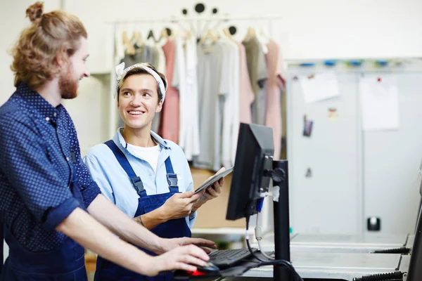 Jonge Man Vrouw Samen Werken Print Productie — Stockfoto