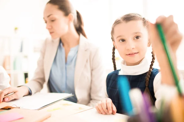 Uczennica Studiuje Szkole Nauczycielem Siedzi Pobliżu Tle — Zdjęcie stockowe