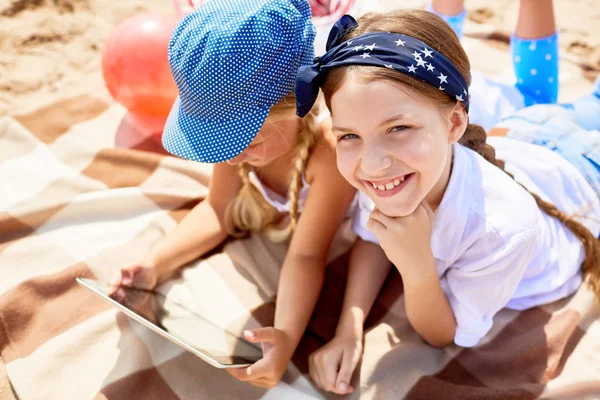 Una Delle Due Bambine Guarda Telecamera Mentre Sua Amica Guarda — Foto Stock