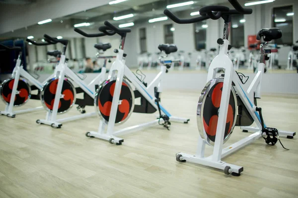 현대적인 체육관에서 운동에 새로운 스포츠 바이크의 — 스톡 사진