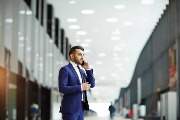 Empresario Traje Hablando Por Teléfono Inteligente Uno Los Clientes Haciendo —  Fotos de Stock