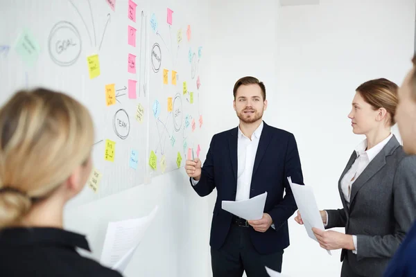 Selbstbewusster Geschäftsmann Erstellt Bericht Oder Präsentation Whiteboard Bei Start Treffen — Stockfoto