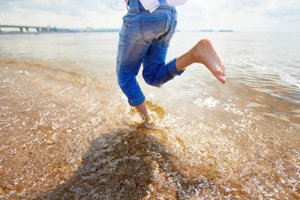 Heureuse Fille Pieds Nus Courant Dans Eau Claire Long Littoral — Photo