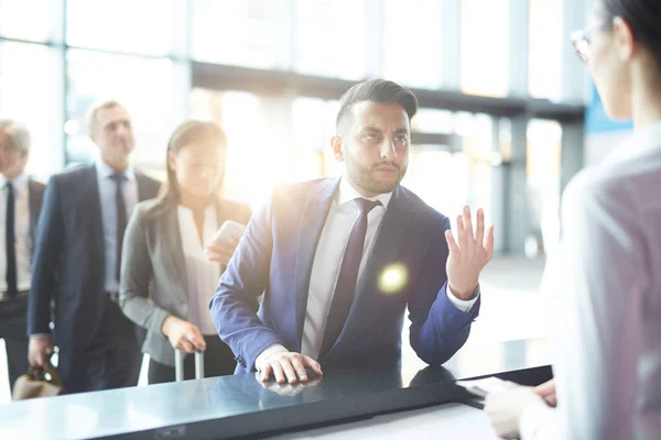 Joven Hombre Negocios Confundido Hablando Con Administrador Del Mostrador Facturación — Foto de Stock