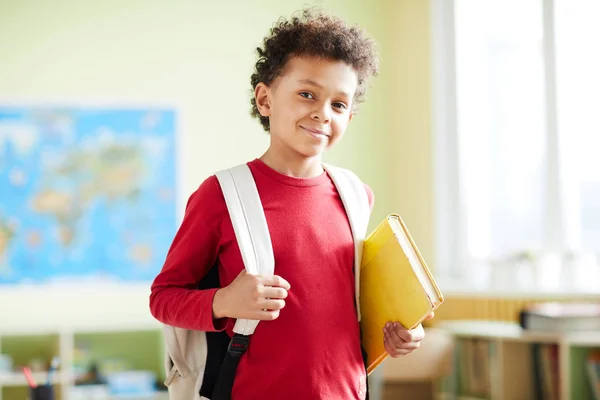 Kleiner Junge Lässigem Rotem Pullover Blickt Dich Lächelnd Klassenzimmer Der — Stockfoto