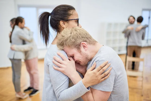 Onrustige Jongeman Huilen Schouder Van Zijn Groupmate Terwijl Troost Hem — Stockfoto