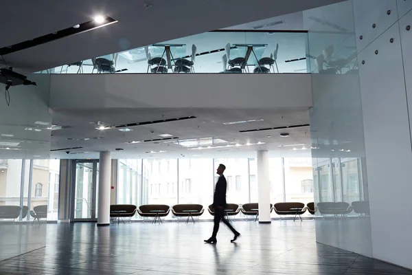 Kendine Güvenen Işadamı Panoramik Pencereli Ferah Office Lobi Boyunca Yürüyüş — Stok fotoğraf