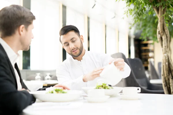 Ung Man Lägga Lite Hett Vatten Sin Kopp Affärslunch Med — Stockfoto