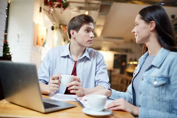 Giovani Che Lavorano Sul Computer Portatile Durante Pausa Caffè — Foto Stock