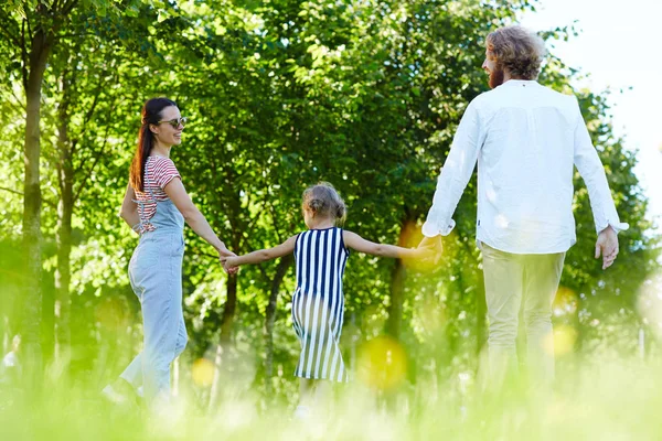 Vista Trasera Familia Tres Personas Caminando Parque Verde Caluroso Día —  Fotos de Stock