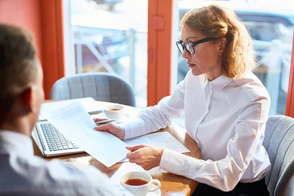 Femme Affaires Montrant Son Collègue Papier Financier Avec Des Statistiques — Photo