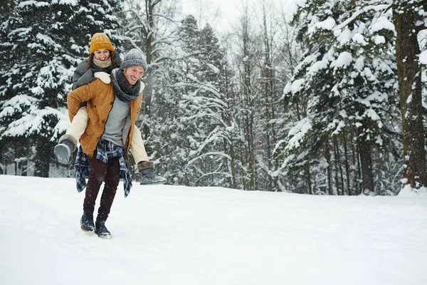 Glad Tjej Som Sitter Baksidan Hennes Pojkvän Samtidigt Roligt Vinter — Stockfoto