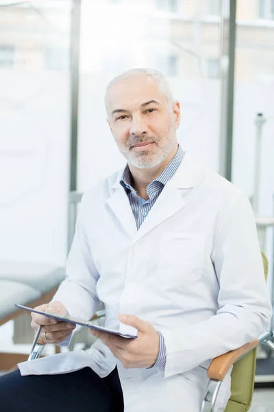 Självsäker Läkare Whitecoat Att Göra Recept När Man Sitter Fåtölj — Stockfoto