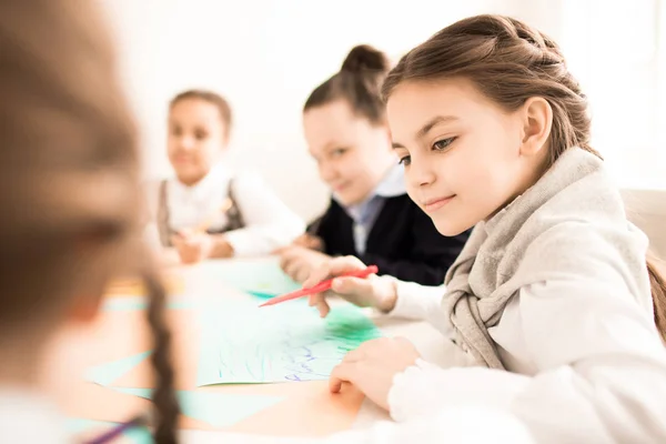 Kleines Mädchen Das Zusammen Mit Ihren Klassenkameraden Tisch Ein Bild — Stockfoto