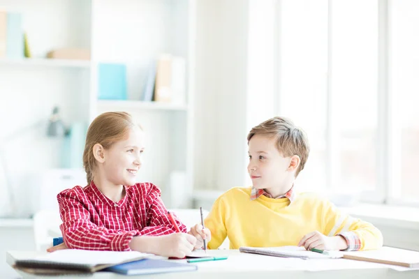 Két Barátságos Kis Iskolás Pult Osztályteremben Ülve Gondolkodás Ötletek Megvitatása — Stock Fotó