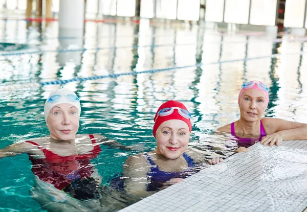 Fürdőruha Víz Medence Edzés Előtt Ülő Három Egészséges Érett Nők — Stock Fotó