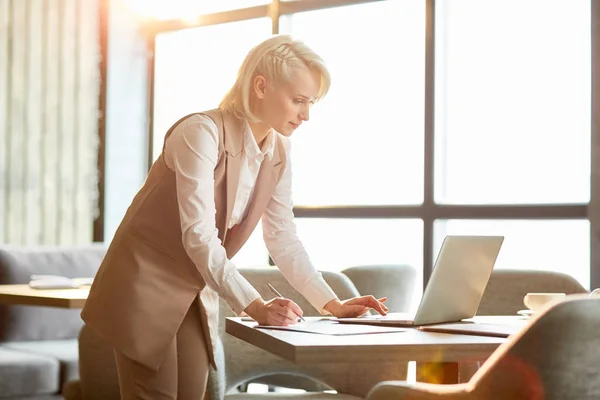 Umtriebiger Junger Manager Formalbekleidung Beugt Sich Über Den Tisch Und — Stockfoto