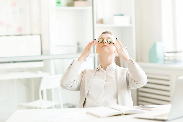 Jonge Zakenvrouw Met Cucmber Clices Haar Vermoeide Ogen Ontspannen Door — Stockfoto