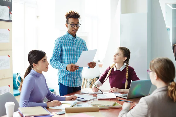 Studente Sicuro Con Relazione Fabbricazione Della Carta Loro Compagni Gruppo — Foto Stock