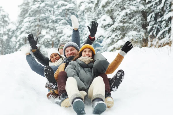 Four Funny Friends Winterwear Riding Hill Snow Winter Weekend — Stock Photo, Image