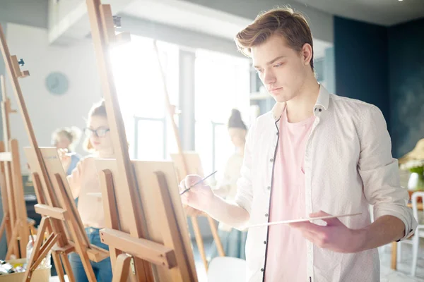 Serious Guy Palette Paints Concentrating Painting Easel Studio Arts — Stock Photo, Image