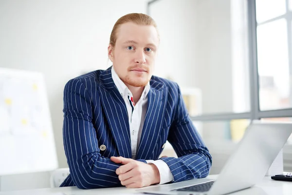 Gerente Confianza Traje Sentado Mesa Oficina —  Fotos de Stock