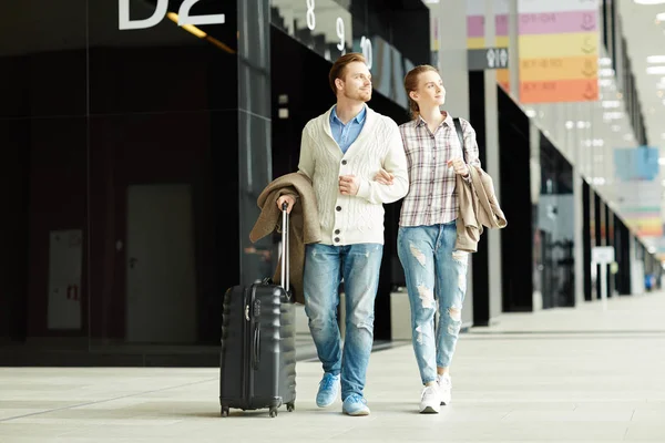 Unga Resenärer Casualwear Flyttar Mot Utgången Till Plattformar Med Bagage — Stockfoto
