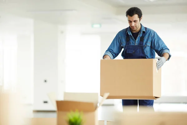 Jovem Trabalhador Serviço Entrega Transportando Caixas Papelão Embaladas Para Novo — Fotografia de Stock