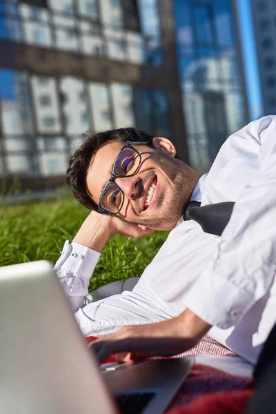 Mladí Současný Makléř Mluvit Prostřednictvím Video Chat Notebooku Létě Den — Stock fotografie