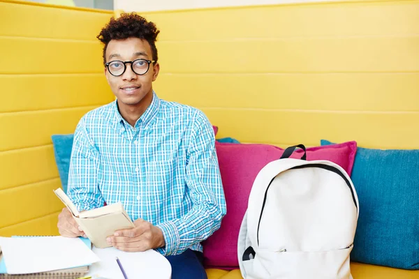 Estudante Diligente Casualwear Óculos Olhando Para Câmera Enquanto Livro Café — Fotografia de Stock