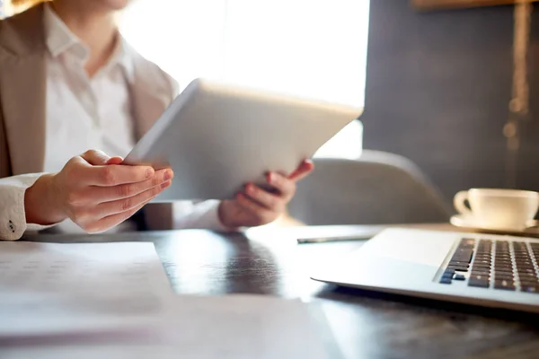 Jovem Especialista Com Touchpad Sentado Mesa Enquanto Procura Emprego Analisa — Fotografia de Stock