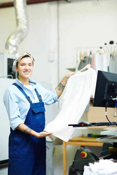 Operadora Feminina Fazendo Impressão Camisa Oficina — Fotografia de Stock