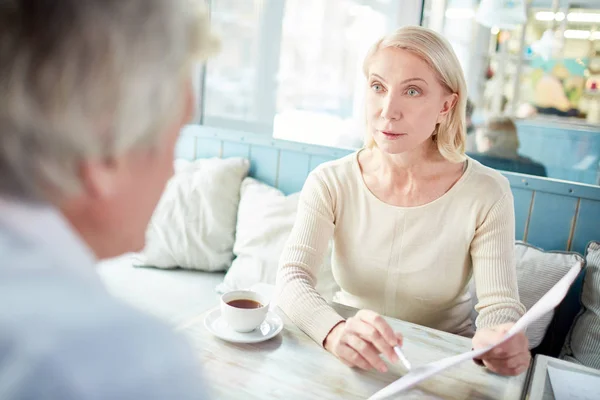 Erfahrener Agent Oder Finanzier Mit Dokument Das Ihrem Kollegen Die — Stockfoto