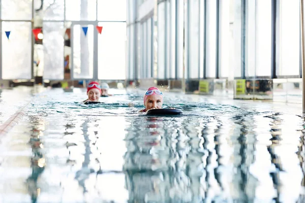 Actieve Vrouw Badkleding Zwemmen Zwarte Rubberring Terwijl Het Door Beide — Stockfoto