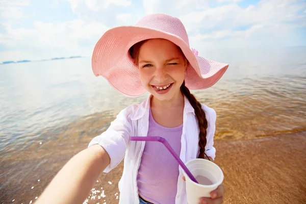 Niña Coqueta Con Bebida Haciendo Selfie Playa Fondo Orilla — Foto de Stock