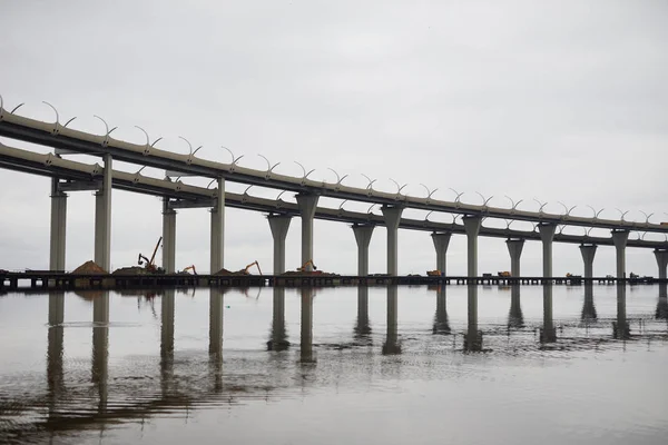 Długim Mostem Nad Riverside Budowy Maszyn Pracujących Tle — Zdjęcie stockowe