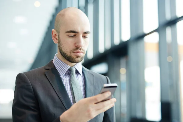 Hombre Negocios Serio Con Mensaje Lectura Teléfonos Inteligentes Mientras Camina —  Fotos de Stock