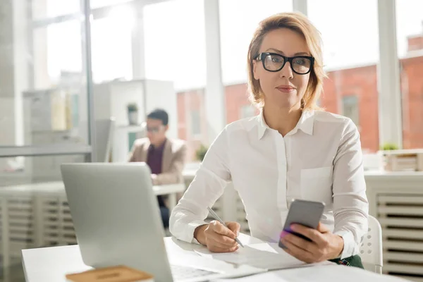 Medelålders Vacker Affärskvinna Som Arbetar Smartphone Office — Stockfoto