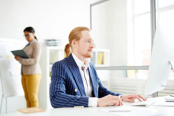 Empresario Usando Ordenador Mesa Con Mujer Fondo —  Fotos de Stock