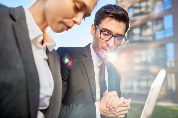 Elegante Zakenman Brillen Pak Zijn Collega Papieren Bespreken Tijdens Buiten — Stockfoto