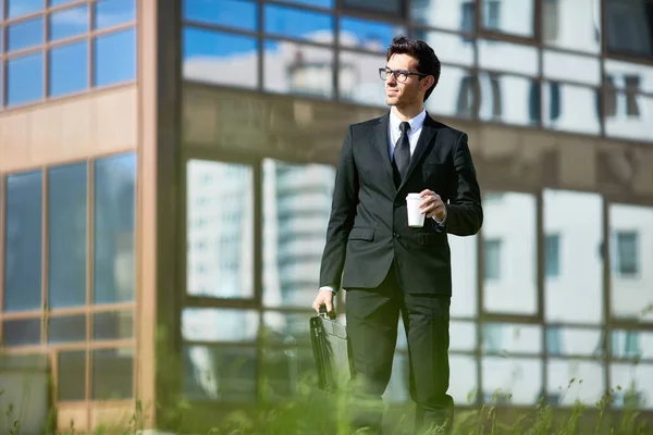 Joven Hombre Bien Vestido Con Bebida Maletín Caminando Entorno Urbano — Foto de Stock